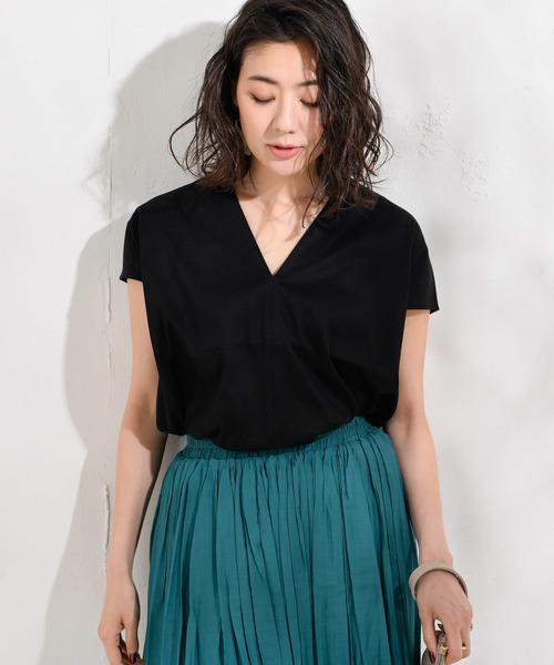 RIVE DROITE（リヴドロワ）の「ニュアンスVネックカットソー（Tシャツ/カットソー・レディース・ベージュ/ブラック/グリーン・FREE）」の11枚目の写真