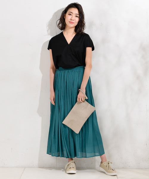 RIVE DROITE（リヴドロワ）の「ニュアンスVネックカットソー（Tシャツ/カットソー・レディース・ベージュ/ブラック/グリーン・FREE）」の16枚目の写真