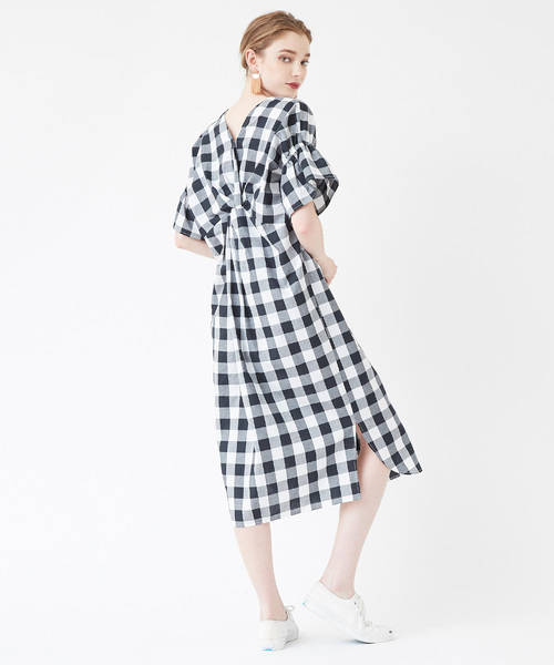 titivate（ティティベイト）の「ﾊﾞｯｸﾂｲｽﾄVﾈｯｸﾛﾝｸﾞﾜﾝﾋﾟｰｽ（ワンピース・レディース・オフホワイト/ブラック/カーキ/サックスブルー・M）」の7枚目の写真