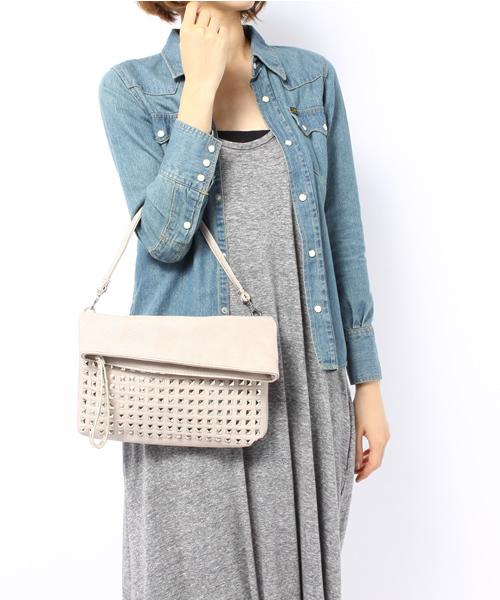 Another Edition（アナザーエディション）の「AE Studs CLT（クラッチバッグ・レディース・ブラック/ベージュ・フリー）」の3枚目の写真