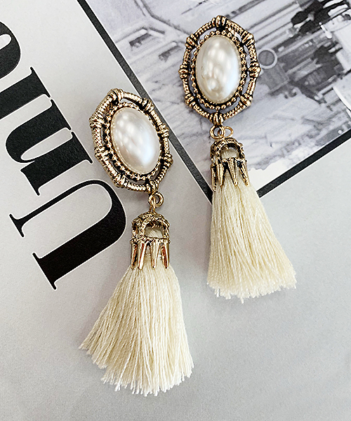 apres jour(アプレジュール)の「【apres jour×ARIAZ】ヴィンテージタッセルパールピアス(ピアス(両耳用)・レディース・ホワイト/ブラック/オレンジ/ライトグレー/グリーン・FREE)」の2枚目の写真