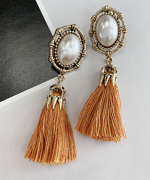 apres jour(アプレジュール)の「【apres jour×ARIAZ】ヴィンテージタッセルパールピアス(ピアス(両耳用)・レディース・ホワイト/ブラック/オレンジ/ライトグレー/グリーン・FREE)」の5枚目の写真