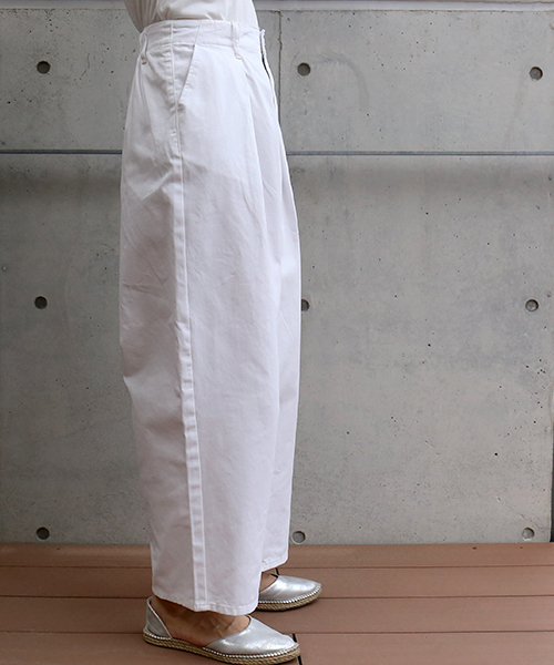 CHARM BERRY TIC（チャームベリーチック）の「バナナパンツ（チノパンツ・レディース・オフホワイト/ベージュ/カーキ・M）」の8枚目の写真