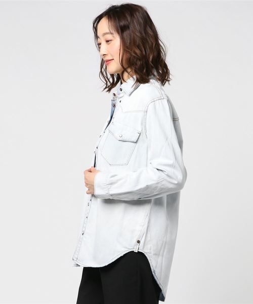 One Tea spoon(ワンティースプーン)の「ONETEASPOON × JACK & MARIE DENIM SHIRT (ワンティースプーン ジャックアンドマリー デニムシャツ)(シャツ/ブラウス・レディース・ライトブルー・FREE)」の3枚目の写真