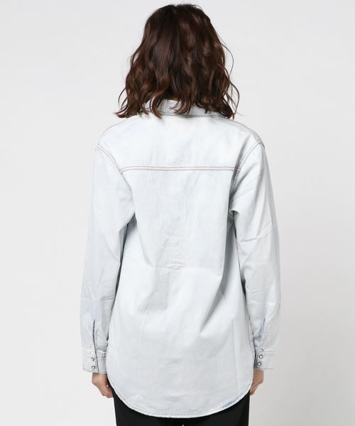 One Tea spoon(ワンティースプーン)の「ONETEASPOON × JACK & MARIE DENIM SHIRT (ワンティースプーン ジャックアンドマリー デニムシャツ)(シャツ/ブラウス・レディース・ライトブルー・FREE)」の2枚目の写真