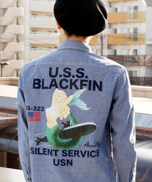 And A（アンドエー）の「AVIREX アヴィレックス TB L/S PINUP CHAMBRAY SH  ピンナップガール シャツ 長袖シャツ 6105096（シャツ/ブラウス・メンズ・ホワイト/インディゴブルー・LARGE/X-LARGE/XX-LARGE/MEDIUM）」の2枚目の写真