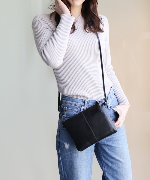 Mia Borsa（ミアボルサ）の「[Mia Borsa]牛革レザーショルダーバッグサコッシュ（ショルダーバッグ・レディース・ブラック/ベージュ/レッド/ブルー/キャメル・FREE）」の2枚目の写真