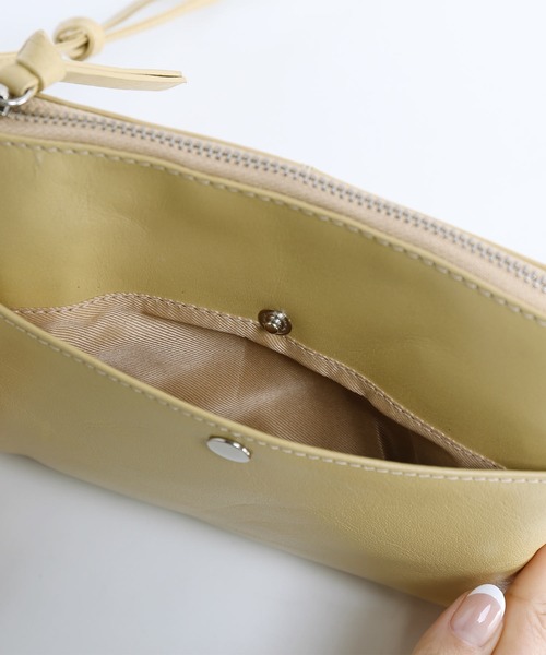 Mia Borsa（ミアボルサ）の「[Mia Borsa]牛革レザーショルダーバッグサコッシュ（ショルダーバッグ・レディース・ブラック/ベージュ/レッド/ブルー/キャメル・FREE）」の15枚目の写真