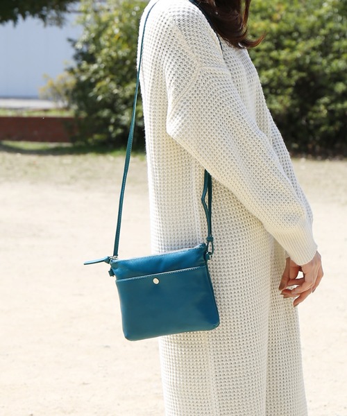 Mia Borsa（ミアボルサ）の「[Mia Borsa]牛革レザーショルダーバッグサコッシュ（ショルダーバッグ・レディース・ブラック/ベージュ/レッド/ブルー/キャメル・FREE）」の20枚目の写真