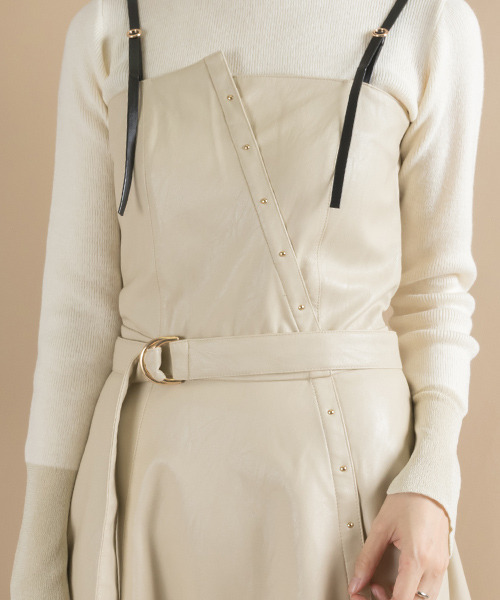 RANDA（ランダ）の「フェイクレザーキャミワンピース（ワンピース・レディース・ブラウン/グリーン/クリーム/ベージュ・1/0）」の16枚目の写真