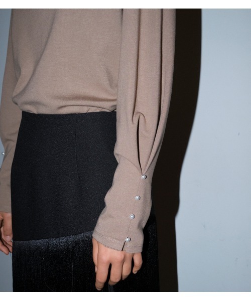 ルシェルブルー　Pearl Detail Turtle Neck Top LE CIEL BLEU（ルシェルブルー）の「Pearl Detail Turtle Neck Top（T
