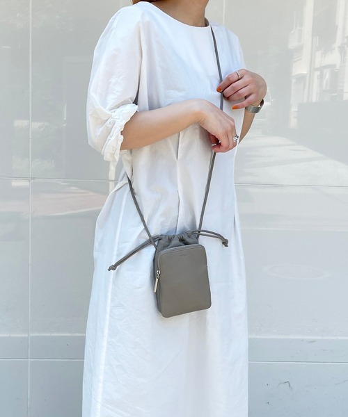 Beau're（ヴュレ）の「BEAURE ヴュレ カウレザー スマホ 巾着 ショルダー（ショルダーバッグ・レディース・ブラック/オリーブ/ベージュ/グレー/ホワイト/オレンジ/パープル/サックスブルー・FREE/SMALL）」の4枚目の写真