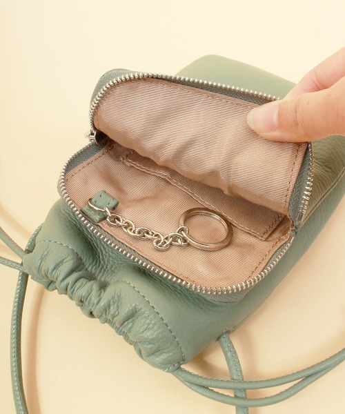 Beau're（ヴュレ）の「BEAURE ヴュレ カウレザー スマホ 巾着 ショルダー（ショルダーバッグ・レディース・ブラック/オリーブ/ベージュ/グレー/ホワイト/オレンジ/パープル/サックスブルー・FREE/SMALL）」の11枚目の写真