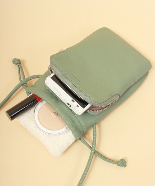 Beau're（ヴュレ）の「BEAURE ヴュレ カウレザー スマホ 巾着 ショルダー（ショルダーバッグ・レディース・ブラック/オリーブ/ベージュ/グレー/ホワイト/オレンジ/パープル/サックスブルー・FREE/SMALL）」の13枚目の写真