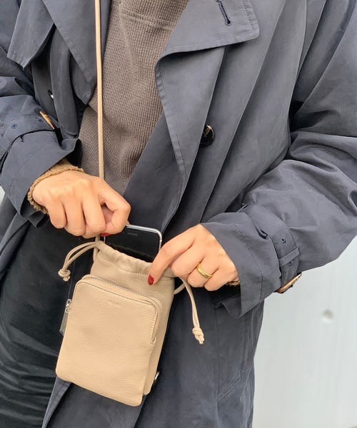 Beau're（ヴュレ）の「BEAURE ヴュレ カウレザー スマホ 巾着 ショルダー（ショルダーバッグ・レディース・ブラック/オリーブ/ベージュ/グレー/ホワイト/オレンジ/パープル/サックスブルー・FREE/SMALL）」の9枚目の写真