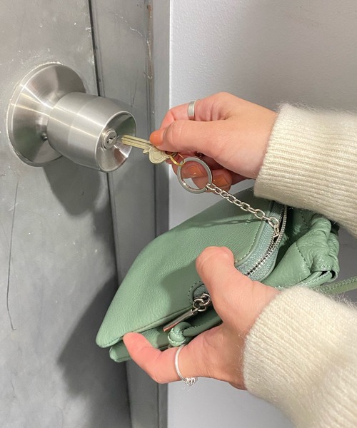 Beau're（ヴュレ）の「BEAURE ヴュレ カウレザー スマホ 巾着 ショルダー（ショルダーバッグ・レディース・ブラック/オリーブ/ベージュ/グレー/ホワイト/オレンジ/パープル/サックスブルー・FREE/SMALL）」の17枚目の写真