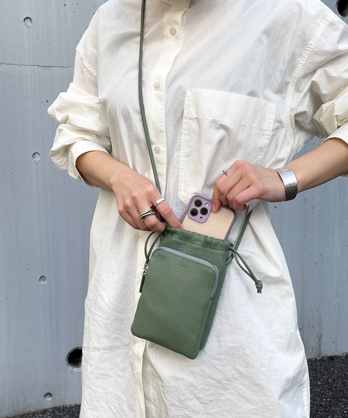 Beau're（ヴュレ）の「BEAURE ヴュレ カウレザー スマホ 巾着 ショルダー（ショルダーバッグ・レディース・ブラック/オリーブ/ベージュ/グレー/ホワイト/オレンジ/パープル/サックスブルー・FREE/SMALL）」の18枚目の写真