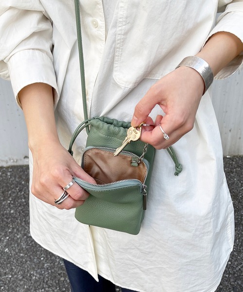 Beau're（ヴュレ）の「BEAURE ヴュレ カウレザー スマホ 巾着 ショルダー（ショルダーバッグ・レディース・ブラック/オリーブ/ベージュ/グレー/ホワイト/オレンジ/パープル/サックスブルー・FREE/SMALL）」の19枚目の写真