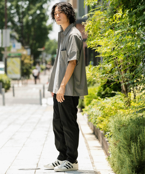 ITEMS URBANRESEARCH（アイテムズ アーバンリサーチ）の「『セットアップ着用可能』ナイロンストレッチ タイプライター半袖シャツ（シャツ/ブラウス・メンズ・グレー/ブラック/ベージュ・MEDIUM/LARGE）」の5枚目の写真