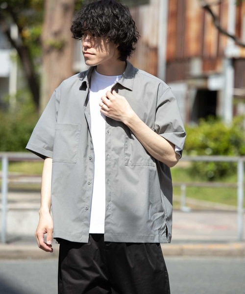 ITEMS URBANRESEARCH（アイテムズ アーバンリサーチ）の「『セットアップ着用可能』ナイロンストレッチ タイプライター半袖シャツ（シャツ/ブラウス・メンズ・グレー/ブラック/ベージュ・MEDIUM/LARGE）」の4枚目の写真