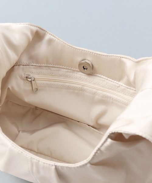 e/rm（イーアールエム）の「【e/rm】Silk100ギャザーバッグ　949060（ハンドバッグ・レディース・ブラック/ベージュ/ライトブルー・FREE）」の6枚目の写真