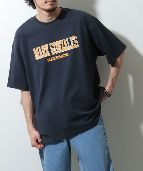 Mark Gonzales（マーク・ゴンザレス）の「【Mark Gonzales/マークゴンザレス】【別注】 90'sカレッジロゴ半袖Tシャツ（Tシャツ/カットソー・メンズ・グレイッシュベージュ/ブラック/ホワイト/オートミール/ネイビー・LARGE/X-LARGE/MEDIUM）」の5枚目の写真