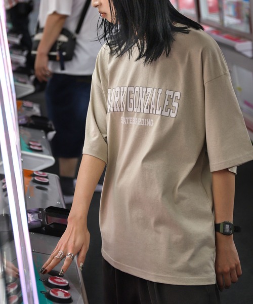 Mark Gonzales（マーク・ゴンザレス）の「【Mark Gonzales/マークゴンザレス】【別注】 90'sカレッジロゴ半袖Tシャツ（Tシャツ/カットソー・メンズ・グレイッシュベージュ/ブラック/ホワイト/オートミール/ネイビー・LARGE/X-LARGE/MEDIUM）」の4枚目の写真