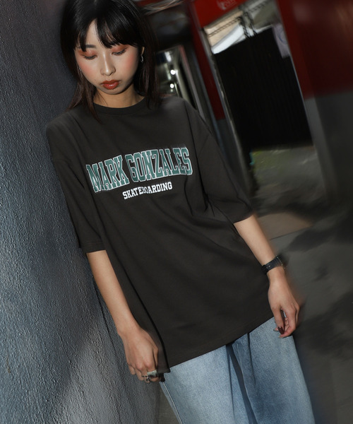 Mark Gonzales（マーク・ゴンザレス）の「【Mark Gonzales/マークゴンザレス】【別注】 90'sカレッジロゴ半袖Tシャツ（Tシャツ/カットソー・メンズ・グレイッシュベージュ/ブラック/ホワイト/オートミール/ネイビー・LARGE/X-LARGE/MEDIUM）」の2枚目の写真