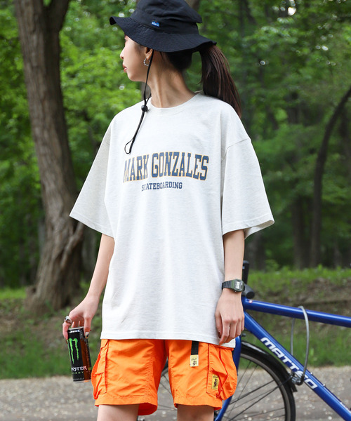 Mark Gonzales（マーク・ゴンザレス）の「【Mark Gonzales/マークゴンザレス】【別注】 90'sカレッジロゴ半袖Tシャツ（Tシャツ/カットソー・メンズ・グレイッシュベージュ/ブラック/ホワイト/オートミール/ネイビー・LARGE/X-LARGE/MEDIUM）」の11枚目の写真