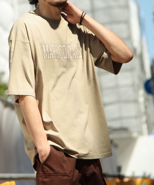Mark Gonzales（マーク・ゴンザレス）の「【Mark Gonzales/マークゴンザレス】【別注】 90'sカレッジロゴ半袖Tシャツ（Tシャツ/カットソー・メンズ・グレイッシュベージュ/ブラック/ホワイト/オートミール/ネイビー・LARGE/X-LARGE/MEDIUM）」の6枚目の写真