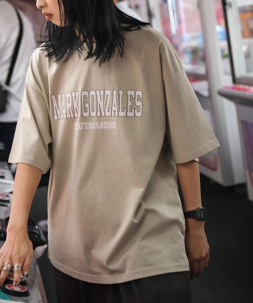Mark Gonzales（マーク・ゴンザレス）の「【Mark Gonzales/マークゴンザレス】【別注】 90'sカレッジロゴ半袖Tシャツ（Tシャツ/カットソー・メンズ・グレイッシュベージュ/ブラック/ホワイト/オートミール/ネイビー・LARGE/X-LARGE/MEDIUM）」の8枚目の写真