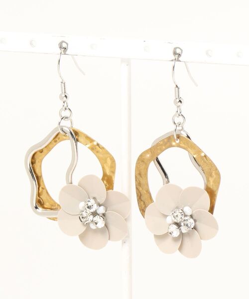tone(トーン)の「【-lensa-】スパンコールフラワー グレーが可愛いピアス(MA)(ピアス(両耳用)・レディース・グレー・FREE)」の1枚目の写真