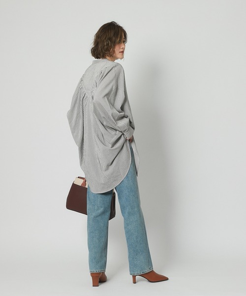 RIVE DROITE（リヴドロワ）の「ギャザーデザインが目を引く　ヨークギャザーシャツ（シャツ/ブラウス・レディース・オフホワイト・FREE）」の4枚目の写真