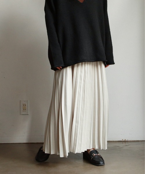 feepur（フェピュール）の「サテンプリーツロングスカート（スカート・レディース・ブラック/グレー系その他/ブラウン/オリーブ・MEDIUM）」の3枚目の写真