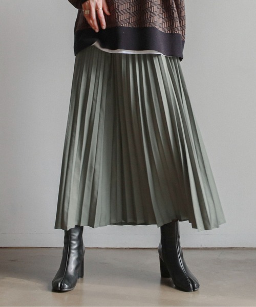 feepur（フェピュール）の「サテンプリーツロングスカート（スカート・レディース・ブラック/グレー系その他/ブラウン/オリーブ・MEDIUM）」の4枚目の写真