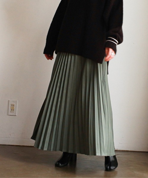 feepur（フェピュール）の「サテンプリーツロングスカート（スカート・レディース・ブラック/グレー系その他/ブラウン/オリーブ・MEDIUM）」の5枚目の写真