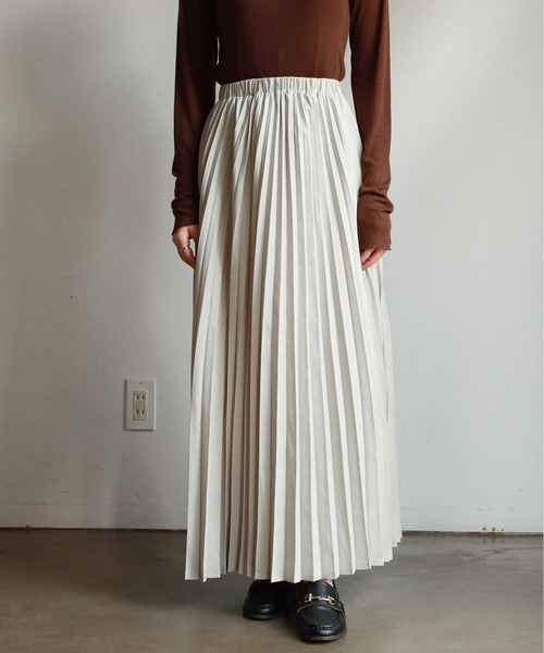 feepur（フェピュール）の「サテンプリーツロングスカート（スカート・レディース・ブラック/グレー系その他/ブラウン/オリーブ・MEDIUM）」の16枚目の写真