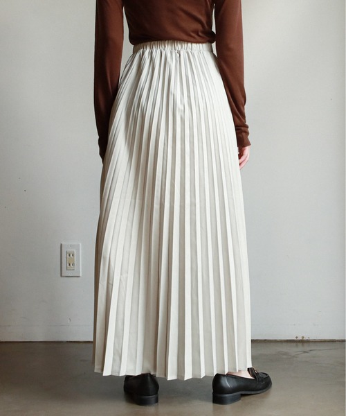 feepur（フェピュール）の「サテンプリーツロングスカート（スカート・レディース・ブラック/グレー系その他/ブラウン/オリーブ・MEDIUM）」の10枚目の写真