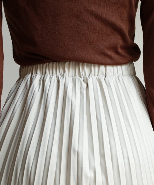 feepur（フェピュール）の「サテンプリーツロングスカート（スカート・レディース・ブラック/グレー系その他/ブラウン/オリーブ・MEDIUM）」の7枚目の写真