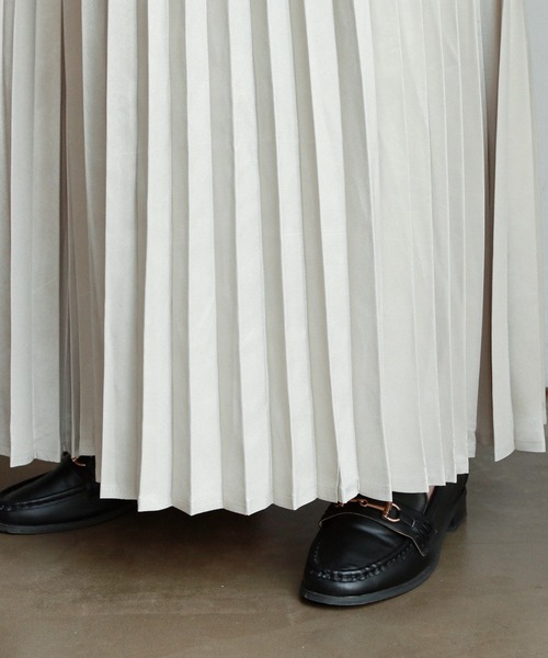 feepur（フェピュール）の「サテンプリーツロングスカート（スカート・レディース・ブラック/グレー系その他/ブラウン/オリーブ・MEDIUM）」の19枚目の写真