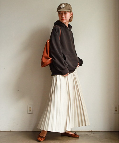 feepur（フェピュール）の「サテンプリーツロングスカート（スカート・レディース・ブラック/グレー系その他/ブラウン/オリーブ・MEDIUM）」の18枚目の写真