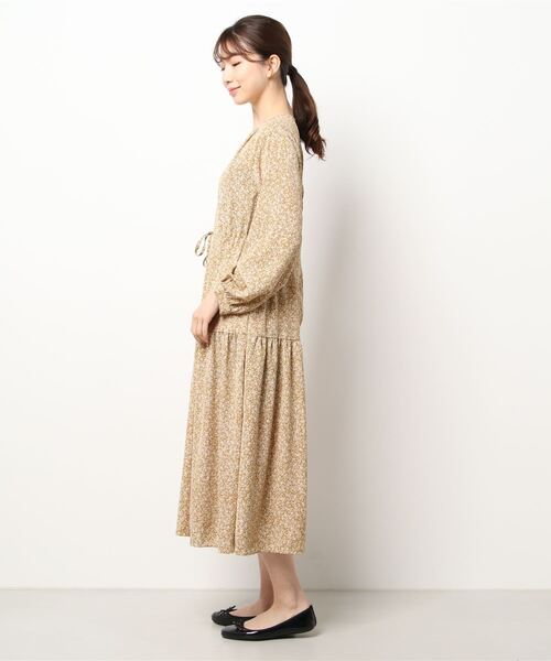 Wordtrobe(ワードトローブ)の「【wordtrobe】小花柄プリント ロングスリーブ ワンピース(ワンピース・レディース・ホワイト/ブラック/キャメル・FREE)」の4枚目の写真