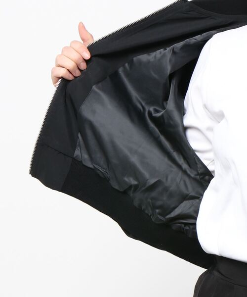 SPINNS(スピンズ)の「ショート丈 MA-1ジャケット(MA-1・レディース・カーキ/ブラック・ONESIZE)」の3枚目の写真