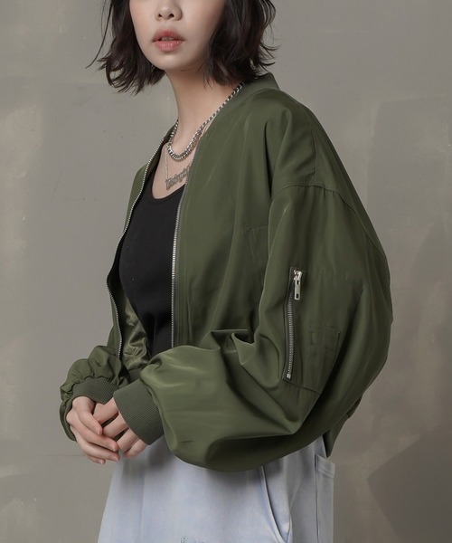 SPINNS(スピンズ)の「ショート丈 MA-1ジャケット(MA-1・レディース・カーキ/ブラック・ONESIZE)」の22枚目の写真