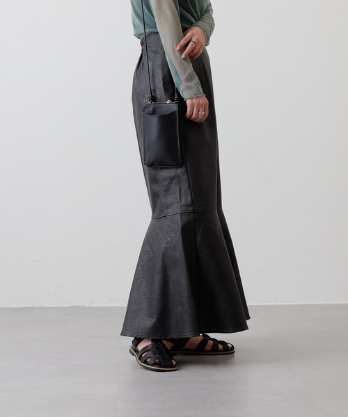 COLONY 2139（コロニートゥーワンスリーナイン）の「レザーライク切替マーメイドスカート（スカート・レディース・ブラック/アイボリー・FREE）」の22枚目の写真