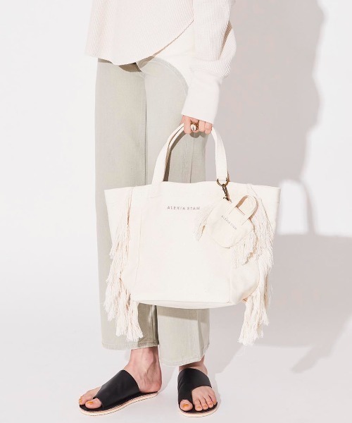 ALEXIA STAM（アリシアスタン）の「Side Fringe Medium Tote Bag with Pouch/ サイドフリンジミディアムトートバッグ（トートバッグ・レディース・アイボリー・FREE）」の3枚目の写真