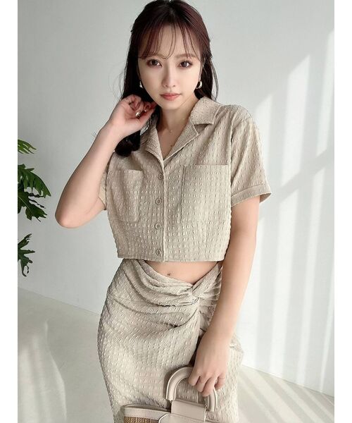 RESEXXY(リゼクシー)の「ハーフスリーブクロップドシャツ【セットアップ着用可能】(シャツ/ブラウス・レディース・その他1/ブラック/ベージュ・FREE)」の1枚目の写真