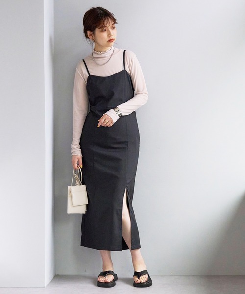 natural couture（ナチュラルクチュール）の「着こなし次第で自由自在 サイドスリットキャミワンピース（ワンピース・レディース・アイボリー/ブラック/グレイッシュベージュ・FREE）」の5枚目の写真