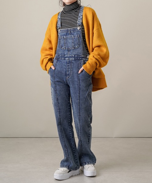 SPINNS(スピンズ)の「デニムフレアオーバーオール(サロペット/オーバーオール・レディース・ブルー/インディゴブルー/ブルー系/ブラック系・ONESIZE)」の4枚目の写真