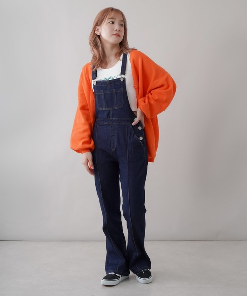 SPINNS(スピンズ)の「デニムフレアオーバーオール(サロペット/オーバーオール・レディース・ブルー/インディゴブルー/ブルー系/ブラック系・ONESIZE)」の16枚目の写真